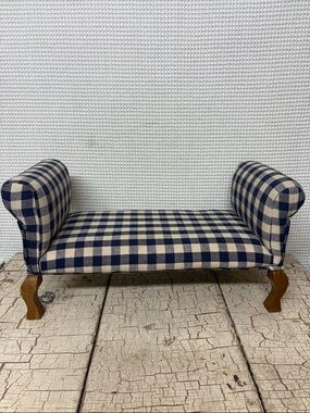 Doll chaise